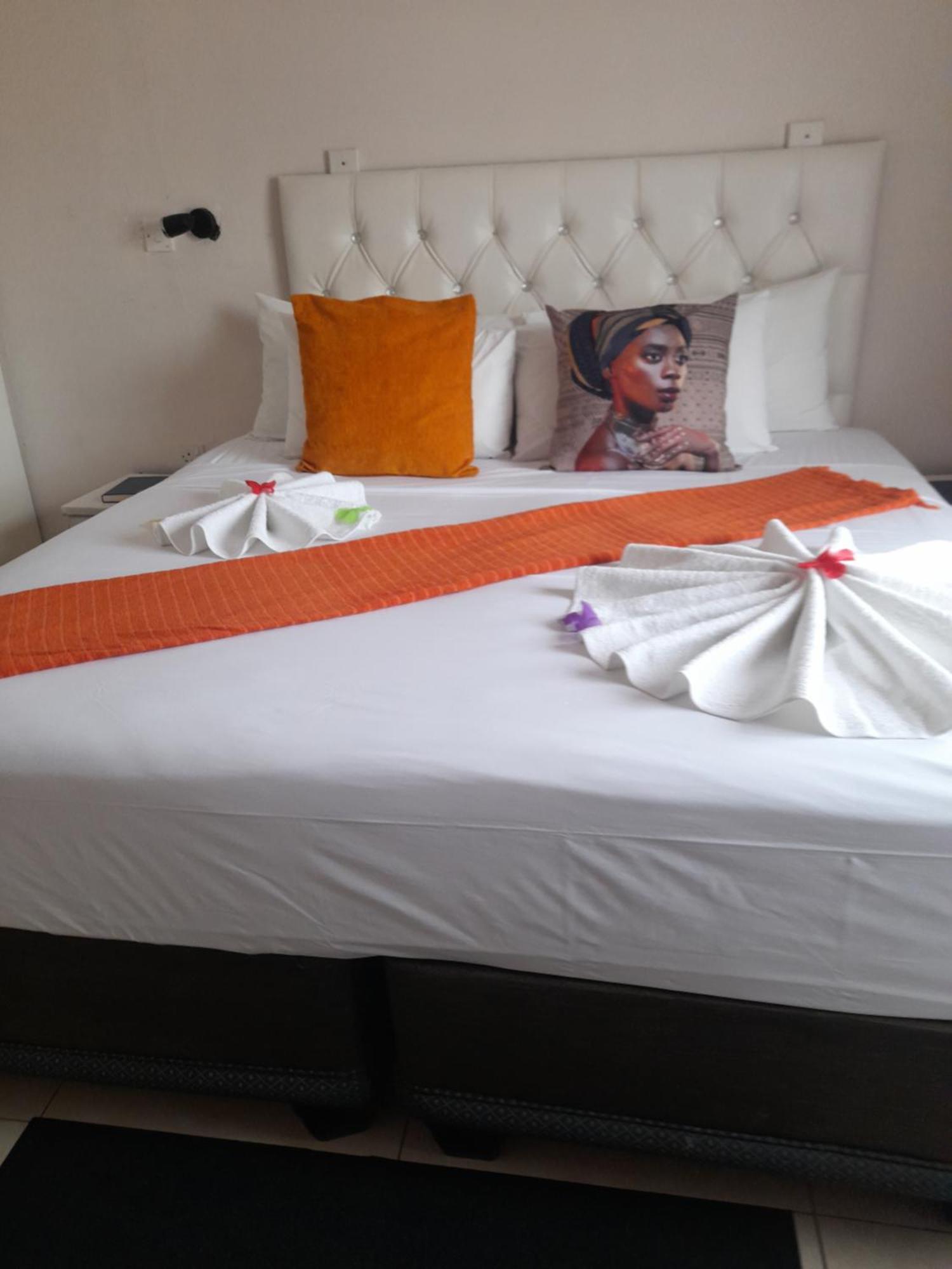 Bed and Breakfast Rest & Digest à Serowe Extérieur photo