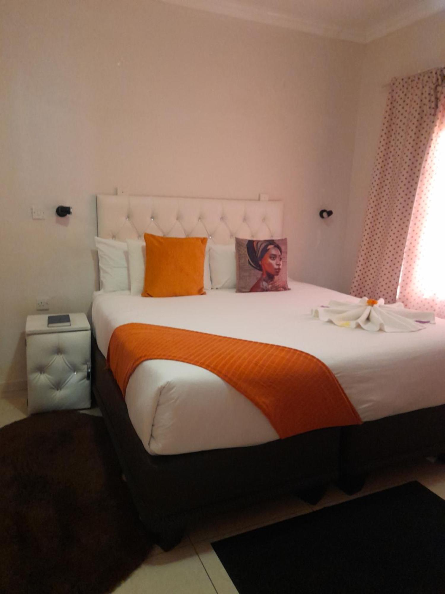 Bed and Breakfast Rest & Digest à Serowe Extérieur photo