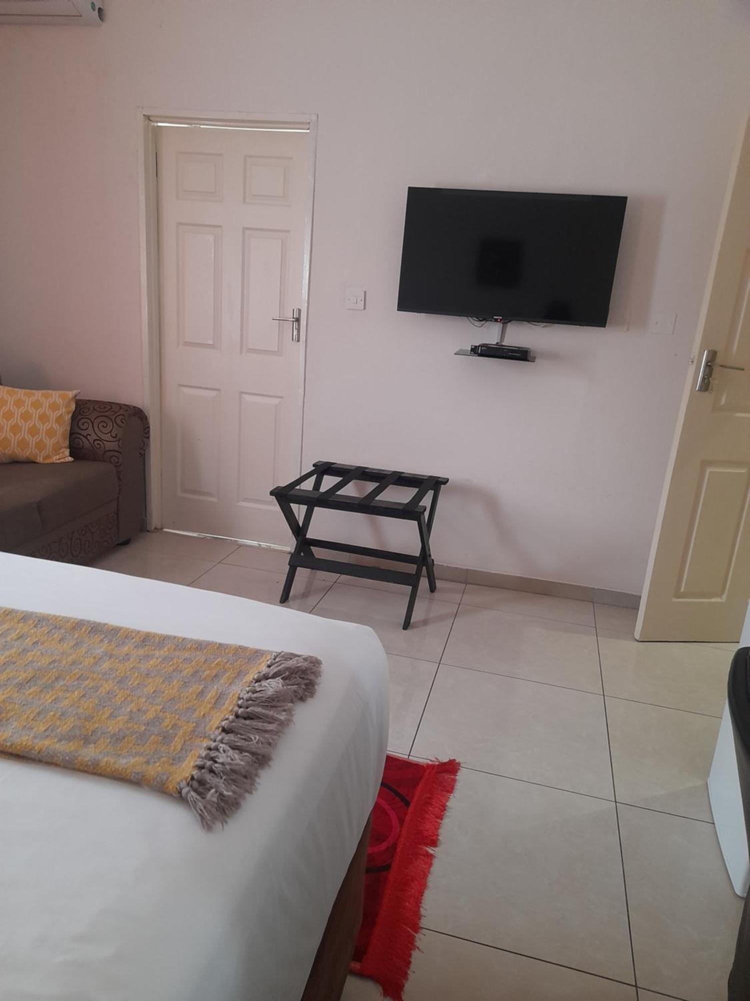 Bed and Breakfast Rest & Digest à Serowe Extérieur photo